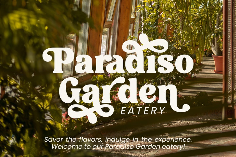 Op de afbeelding: Een wit bord met de tekst "Paradiso Garden Eatery" in een retro-lettertype. Het bord staat voor een groene, bladerrijke plant en een houten gebouw met ramen. De tekst onder het bord luidt "Geniet van de smaken, geniet van de ervaring. Welkom bij onze Paradiso Garden eetgelegenheid!"