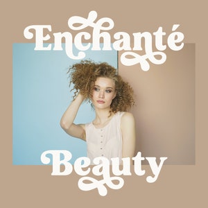 Op de afbeelding: Een vrouw met krullend haar poseert voor een blauwe en bruine achtergrond. De tekst "Enchant&eacute; Beauty Studio" is geschreven in een wit, gestileerd lettertype.