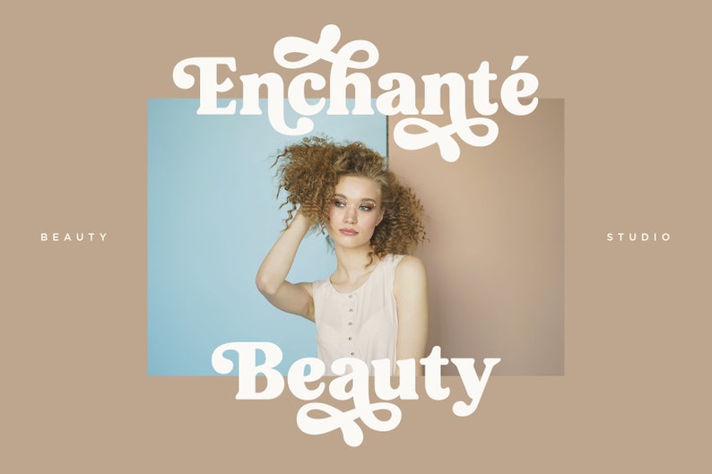 Op de afbeelding: Een vrouw met krullend haar poseert voor een blauwe en bruine achtergrond. De tekst "Enchant&eacute; Beauty Studio" is geschreven in een wit, gestileerd lettertype.