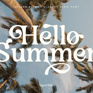 Op de afbeelding: Grafisch ontwerp met de woorden "Hello Summer" in een cr&egrave;mekleurig schreeflettertype, tegen een achtergrond van palmbomen en een blauwe lucht. De tekst wordt vergezeld door de woorden "Golden Batch - Elegant Serif Font".