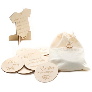 Cartes Étapes Bébé en Bois - 30 Messages de la naissance à 1 an (15 Cartes Recto-Verso), 1 Carte Naissance Body Bébé et un Support en Bois