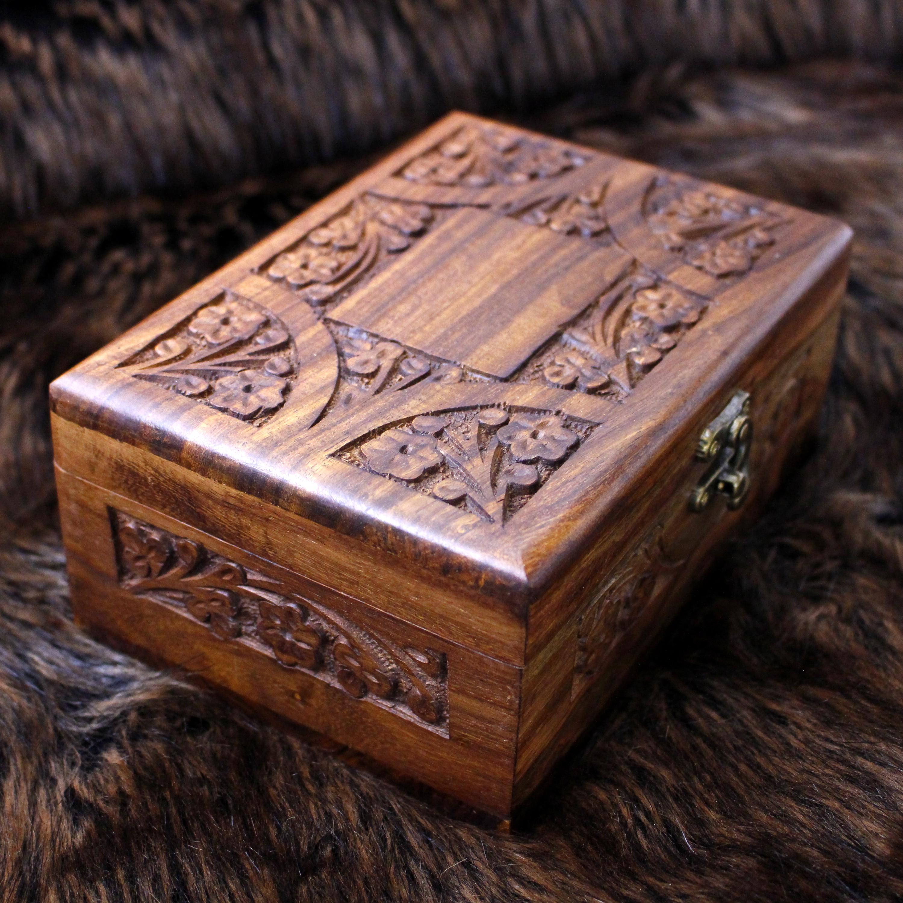 Hand-Carved Rosewood Box: Personalized Keepsake, Knife Storage