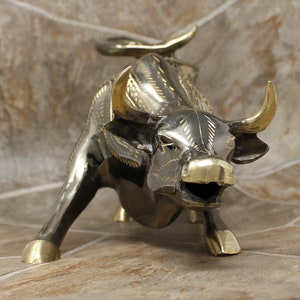 Handmade Hammered Brass Charging Bull Statue: Vintage Bull Ornament