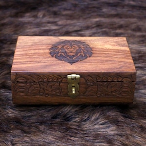 Hand-Carved Lion Rosewood Box: Personalized Keepsake, Knife Storage