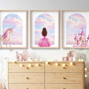 Póster tríptico para dormitorio de niñas | Unicornio, Castillo y Princesa | Decoración de pared en tonos pastel | Formato A4 o A3 | Cartel de cuento de hadas