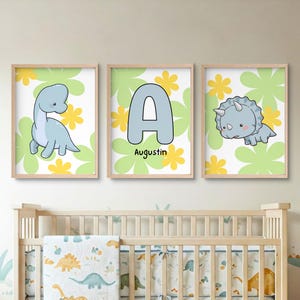 Trío de pósteres personalizados de dinosaurios (nombre e inicial) para decoración infantil. Pósteres de pared coloridos en formato A4, A3 y A5.