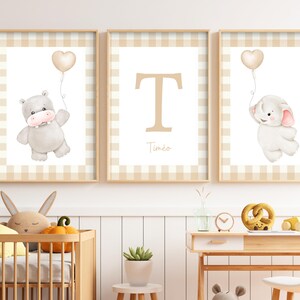 Conjunto de 3 carteles personalizables de bebé mixtos | Decoración de paredes para dormitorios infantiles | Animales y Globos | Nombre e inicial | Vichy beige neutro