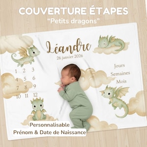 Könnte beinhalten: Weißes Baby-Meilenstein-Decke mit Illustrationen von Drachen und Wolken. Der Text enthält "COUVERTURE ÉTAPES", "Petits dragons", "Léandre", "26 janvier 2026" und "Personnalisable Prénom & Date de Naissance".