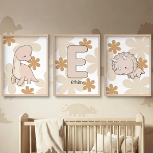 Trío de pósteres personalizados de dinosaurios (versión beige), nombre e inicial, decoración infantil neutra, pósteres minimalistas.