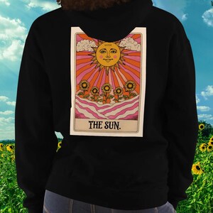 Sudadera con capucha Sunrise, Top con girasoles caprichosos, Sudadera con capucha con la carta del Tarot del Sol, Jersey con girasoles celestiales, Top con diseño del Tarot del Sol