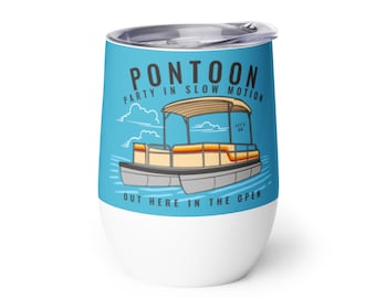 Op de afbeelding: Een blauwe en witte roestvrijstalen tumbler met een afbeelding van een pontonboot op het water. De tekst op de tumbler luidt "Pontoon Party in Slow Motion Out Here in the Open".