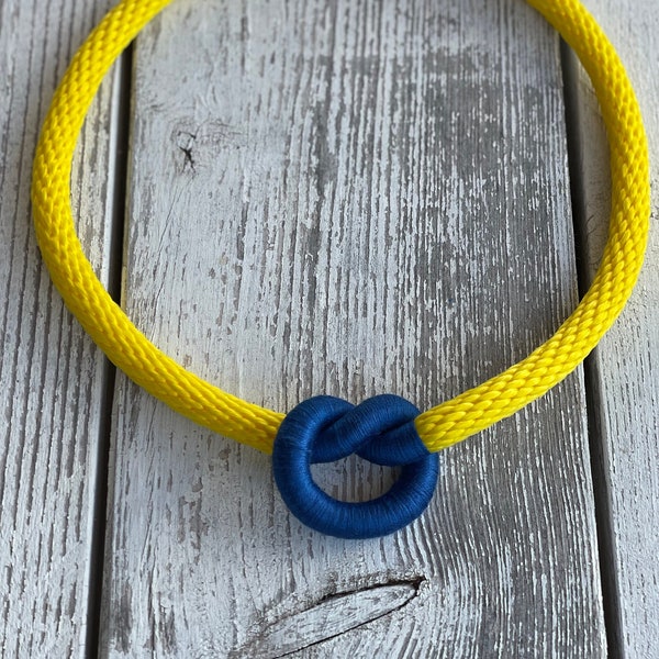 Freedom necklace in yellow-blue