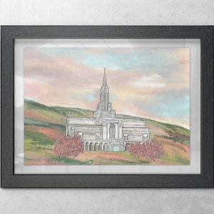 Peut inclure: Une illustration encadr&eacute;e d'un temple blanc avec une haute fl&egrave;che, entour&eacute; de collines verdoyantes et de nuages roses et bleus. Le temple est sur fond de coucher de soleil pastel.
