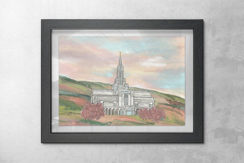 Peut inclure: Une illustration encadr&eacute;e d'un temple blanc avec une haute fl&egrave;che, entour&eacute; de collines verdoyantes et de nuages roses et bleus. Le temple est sur fond de coucher de soleil pastel.