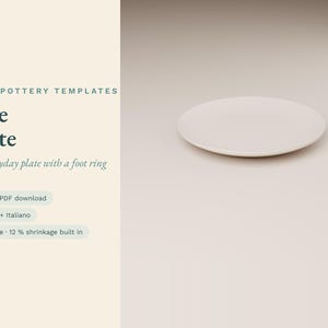 Op de afbeelding: Een wit keramieken bijzetbord met een voetring. De tekst aan de linkerkant luidt: SLAB POTTERY TEMPLATES, Side Plate, An everyday plate with a foot ring, Instant PDF download, English + Italiano, True size 12 % shrinkage built in.