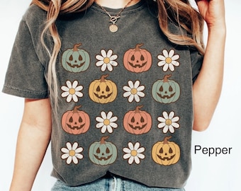 Comfort Colors Pumpkin Halloween Shirt Retro Fall T-Shirt Boho Floral Pumpkin TShirt Pumpkins And Daisies Top Oversized Womens Halloween Tee