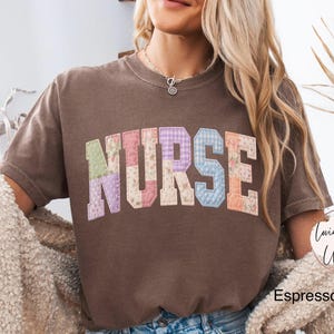 Camiseta de enfermera Comfort Colors con estampado de patchwork sintético, camiseta floral para enfermera, camiseta moderna para enfermeras registradas, regalo para agradecer a las enfermeras, regalo para enfermeras recién graduadas, camiseta para estudiantes de enfermería.