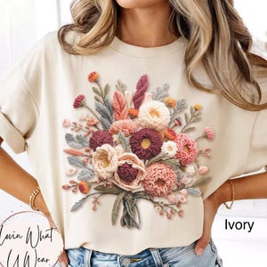 Camisa bohemia con flores de hilo sintético y colores cómodos, camiseta con flores bordadas, camiseta con flores silvestres, camiseta botánica estilo cottagecore, camiseta con flores de primavera