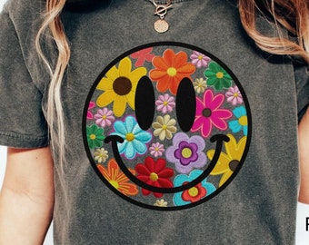 Comfort Colors Boho Floral Smile Face Shirt Faux Embroidered Retro Smile Face T-Shirt Hippie Flowers TShirt Trendy Summer Oversized Tee