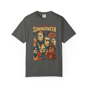 K&ouml;nnte beinhalten: Dunkelgraues T-Shirt mit einer Cartoon-Illustration. Das Design zeigt Horrorfilmfiguren, die Eiswaffeln, Totenk&ouml;pfe und Flederm&auml;use halten, mit dem Text "I Freaking Love Summerween". Die Grafik hat einen Vintage- und Used-Look.