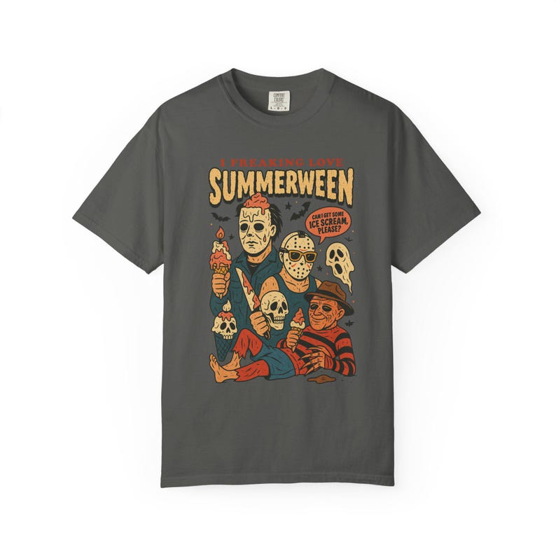 K&ouml;nnte beinhalten: Dunkelgraues T-Shirt mit einer Cartoon-Illustration. Das Design zeigt Horrorfilmfiguren, die Eiswaffeln, Totenk&ouml;pfe und Flederm&auml;use halten, mit dem Text "I Freaking Love Summerween". Die Grafik hat einen Vintage- und Used-Look.