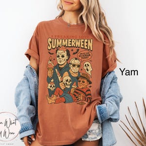 K&ouml;nnte beinhalten: Ein rostfarbenes T-Shirt mit einer Grafik, die Horrorfilmfiguren mit Eiswaffeln zeigt. Der Text lautet "I Freaking Love Summerween" mit Flederm&auml;usen und einer Geistergrafik. Das Shirt ist von der Etsy-Shop "Lovin What U Wear".