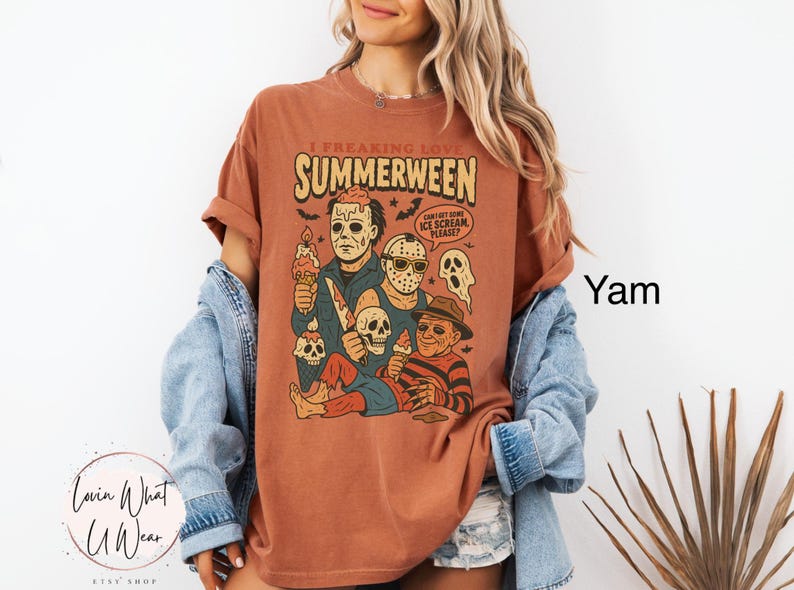 K&ouml;nnte beinhalten: Ein rostfarbenes T-Shirt mit einer Grafik, die Horrorfilmfiguren mit Eiswaffeln zeigt. Der Text lautet "I Freaking Love Summerween" mit Flederm&auml;usen und einer Geistergrafik. Das Shirt ist von der Etsy-Shop "Lovin What U Wear".