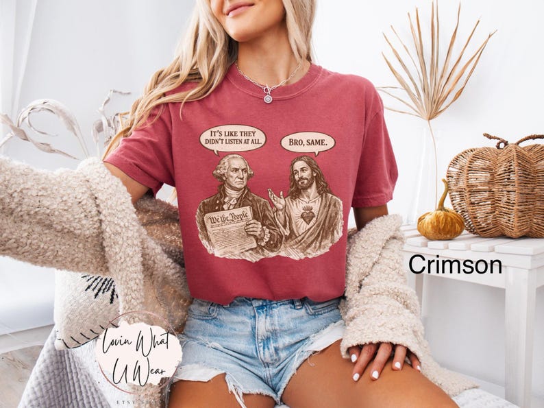 Może przedstawiać: Bordowa koszulka z grafiką George'a Washingtona i Jezusa, z dymkami z napisami "It's like they didn't listen at all" i "Bro, same." Wygodna, codzienna odzież.