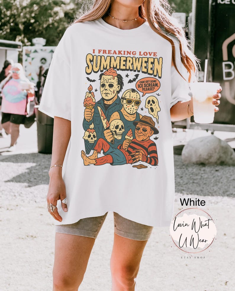K&ouml;nnte beinhalten: Wei&szlig;es T-Shirt mit einem Aufdruck mit der Aufschrift "I Freaking Love Summerween". Die Grafik zeigt Zeichentrickfiguren, die Eiswaffeln halten. Das Shirt hat auch den Text "Can I get some ice scream, please?"