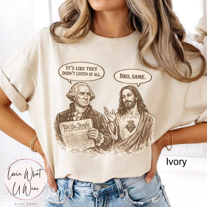 Może przedstawiać: Kremowa koszulka z grafiką George'a Washingtona i Jezusa. Washington trzyma dokument z napisem "We the People". Dymki z napisami "It's like they didn't listen at all" i "Bro, same."
