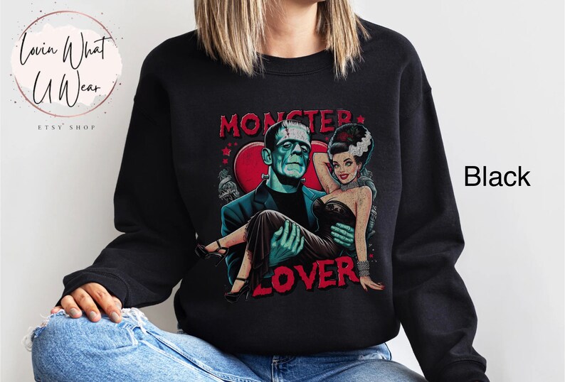 Peut inclure: Sweat-shirt noir avec un imprim&eacute; graphique de Frankenstein et sa fianc&eacute;e. Le texte "Monster Lover" est imprim&eacute; sous l'image.