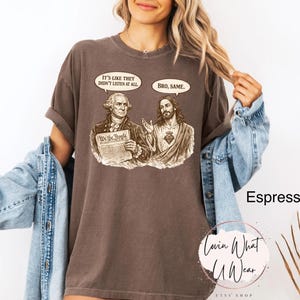 Może przedstawiać: Koszulka w kolorze espresso z grafiką George'a Washingtona i Jezusa z dymkami. Tekst w dymkach brzmi "It's like they didn't listen at all" i "Bro, same."