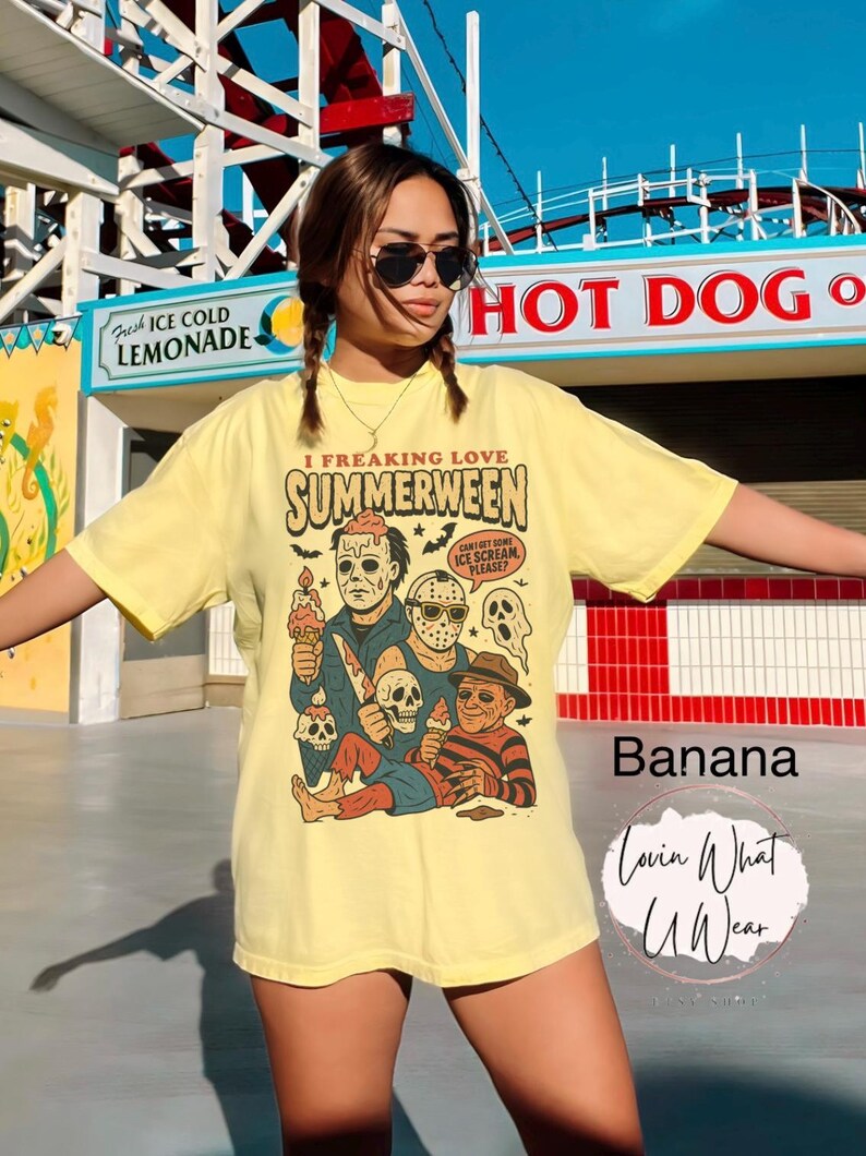 K&ouml;nnte beinhalten: Hellgelbes T-Shirt mit dem Text "I Freaking Love Summerween" und einer Grafik von Horrorfilmfiguren mit Eis. Das Shirt ist mit "Banana" beschriftet und hat ein Logo mit der Aufschrift "Lovin What U Wear".