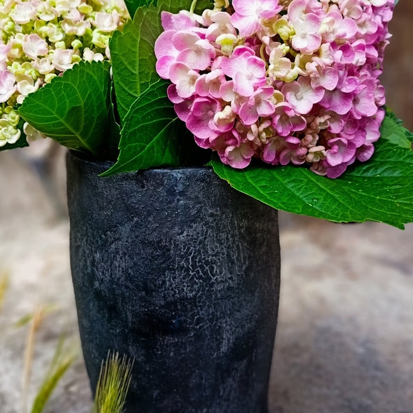 Vase artisanal , wabi sabi , brut et minimaliste , noir unique