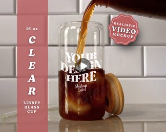 Puede incluir: Un vaso de vidrio transparente con tapa y una pajita. El vaso está lleno de un líquido oscuro y tiene el texto "YOUR DESIGN HERE" impreso en el lateral. El vaso tiene una capacidad de 473 ml.
