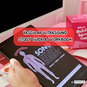 以下が含まれることがあります： 血管超音波検査の学習ガイドとワークブックが表示されたタブレット。画面には人体の血管系の図が表示されています。画面のテキストは「SONO STUDY BUDDY」と「VASCULAR ULTRASOUND STUDY GUIDE & WORKBOOK」です。