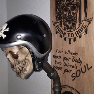 Porte-casque, porte-manteau motard, Born to Ride, bois lamellé chêne, 3 patères, tête de mort, inscription laser, porte-casque, porte-manteau moto