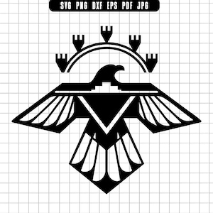 Puede incluir: Gráfico negro de un águila estilizada con las alas extendidas, un halo en forma de sol y un diseño geométrico. La imagen está sobre un fondo de cuadrícula e incluye indicadores de tipo de archivo: SVG, PNG, DXF, EPS, PDF y JPG.