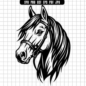 Può includere: Illustrazione in bianco e nero della testa di un cavallo, con linee e ombreggiatura dettagliate. Il cavallo indossa una briglia. L'immagine include il testo in alto: SVG, PNG, DXF, EPS, PDF, JPG. Lo sfondo è una griglia.