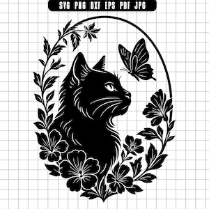 Op de afbeelding: Zwart katten silhouet in een ovale lijst, omringd door bloemen en bladeren, met een vlinder. De kat kijkt naar rechts. Geschikt voor diverse knutselprojecten.