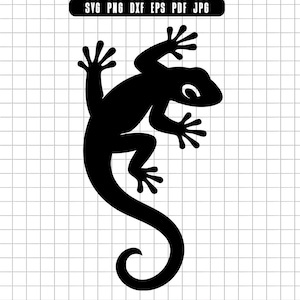 Puede incluir: Silueta negra de un gecko trepando sobre un fondo de cuadrícula. El gecko tiene una cola larga y mira hacia la izquierda. La imagen incluye el texto "SVG PNG DXF EPS PDF JPG" en la parte superior.