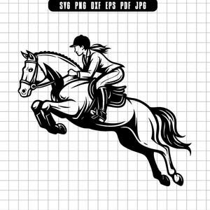 Op de afbeelding: Zwart-wit illustratie van een paard en ruiter die over een hindernis springen. De ruiter draagt een helm en rij-uitrusting. Het paard bevindt zich in de lucht, met uitgestrekte benen, met een zadel en hoofdstel. Achtergrond is een raster.