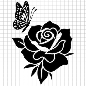 Può includere: Silhouette nera di una rosa con petali e foglie dettagliati, accompagnata da una farfalla con intricati motivi alari. Il design è ambientato su uno sfondo a griglia, creando un contrasto sorprendente.