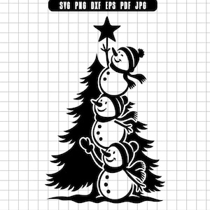 以下が含まれることがあります： 雪だるまで作られたクリスマスツリーの白黒グラフィック。雪だるまは積み重ねられており、一番上の雪だるまが星を木に置いています。画像には「SVG PNG DXF EPS PDF JPG」の文字が含まれています。