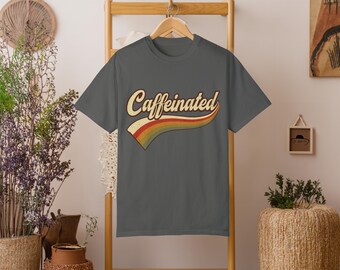 Koffeinhaltiges und fröhliches Shirt - Kaffee-T-Shirt - Vintage / Retro-Kaffee-T-Shirt - Kaffee-Liebhaber-T-Shirt - Komfortfarbe T-Shirt - Kaffee-Liebhaber-Geschenk