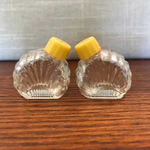 Mini Pressed Glass Art Deco Clam Shells with Yellow Bakelite Lids Salt and Pepper Shakers
