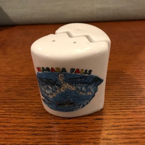 Souvenir Niagara Falls Broken Heart Salt and Pepper Shakers