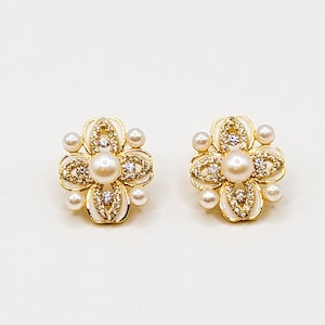 Beautiful sterling silver freshwater white pearl clip-on earrings. It&#39;s a perfect for everyone. (淡水白珍珠银耳夹)