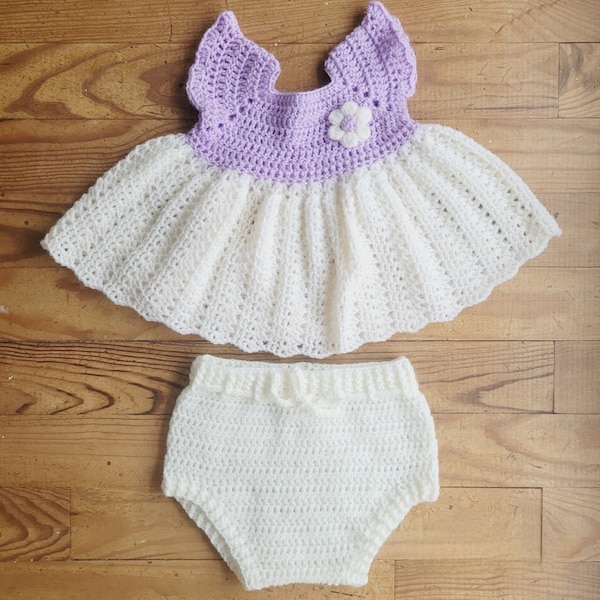 Ensemble naissance bébé au crochet en laine, layette fillette 6 à 12 mois blanc et parme, robe et culotte courte fait main