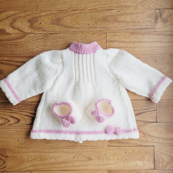 Ensemble brassière naissance bébé au crochet en laine, layette fillette 0 à 6 mois blanc et rose avec chaussons cadeau baby shower fait-main